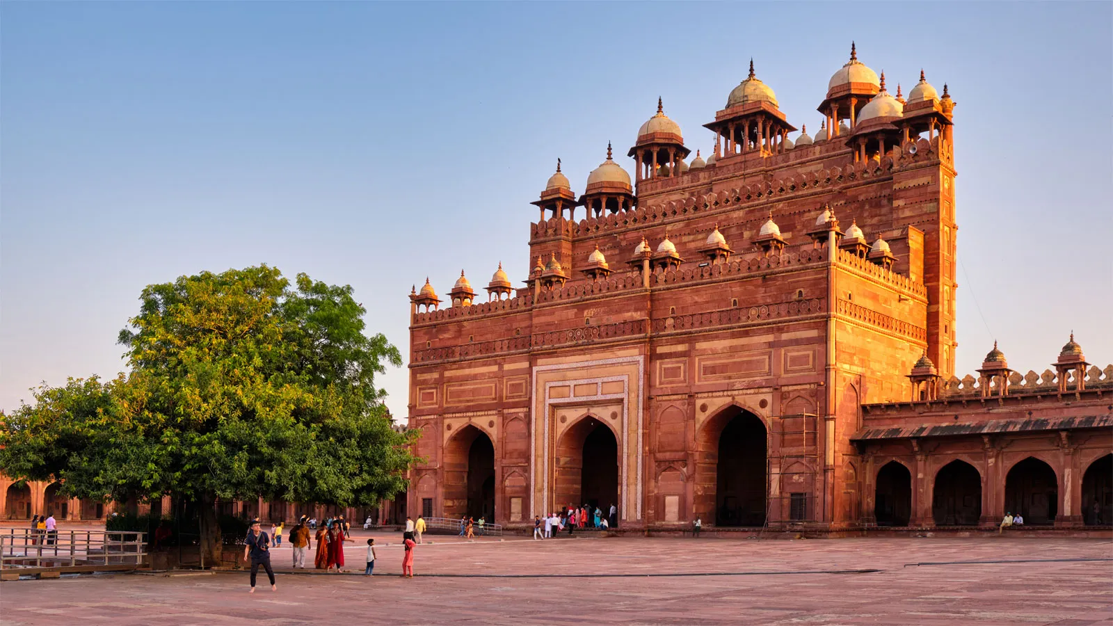 Buland-Darwaza-Jami-Masjid-Fatehpur-Sikri-India (1)
